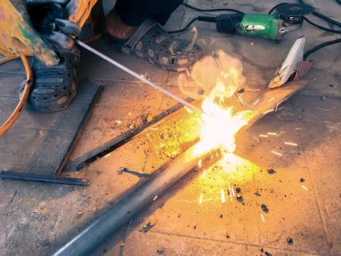 Çelik kaynaklama, siyah arkaplanda bulanıklık, kaynakçı konsepti, filtre rengi