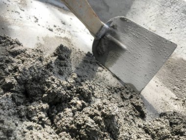 Taş, çimento ve kumları birbirine karıştırarak güçlü bir beton zemin, inşaat konsepti oluşturun.