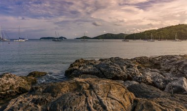 Deniz manzarası, gökyüzü ve bulutlu akşam ışığı.
