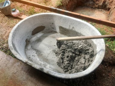 Taş, çimento, kum karışımı güçlü bir beton zemin oluşturmak için.