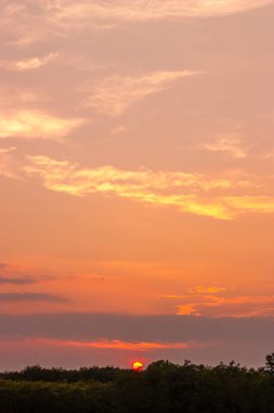 Bulut gökyüzünün soyut ve şablonu sakin mercan, turuncu, yılın trend rengi, renkli bulut deseni ve gökyüzü gün batımı ya da gün doğumu: Alacakaranlıkta dramatik gün batımı, gökyüzünün güzelliği