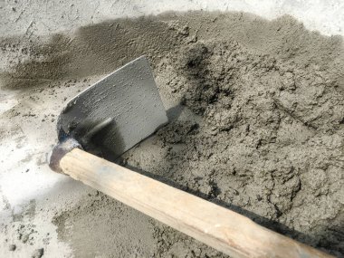 Taştan, çimentodan, kumdan oluşan bir aletle güçlü bir beton taban oluşturmak için birleştirme. İnşaat kavramı.