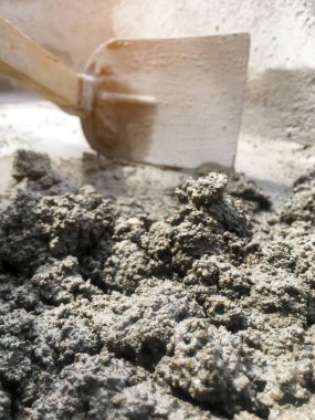 Taş, çimento ve kumları birbirine karıştırarak güçlü bir beton zemin, inşaat konsepti oluşturun.