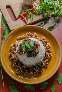Pirinç üzerine fesleğenli kıyma Tayland halkı arasında popüler bir Tayland yemeğidir çünkü lezzetli ve yemesi kolaydır.
