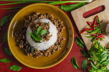 Pirinç üzerine fesleğenli kıyma Tayland halkı arasında popüler bir Tayland yemeğidir çünkü lezzetli ve yemesi kolaydır.