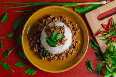 Pirinç üzerine fesleğenli kıyma Tayland halkı arasında popüler bir Tayland yemeğidir çünkü lezzetli ve yemesi kolaydır.