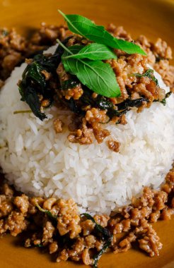Pirinç üzerine fesleğenli kıyma Tayland halkı arasında popüler bir Tayland yemeğidir çünkü lezzetli ve yemesi kolaydır.