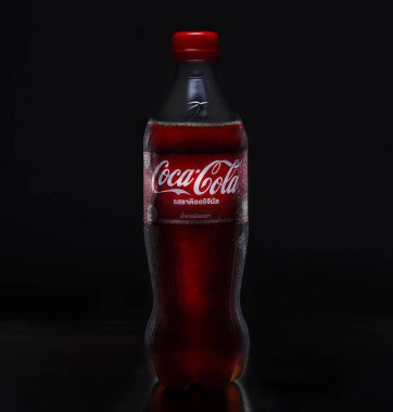 PHUKET, THAILAND - SEP 25, 2023: Coca Cola, tüm dünyada popüler olan tatlı ve köpüklü bir içecek.