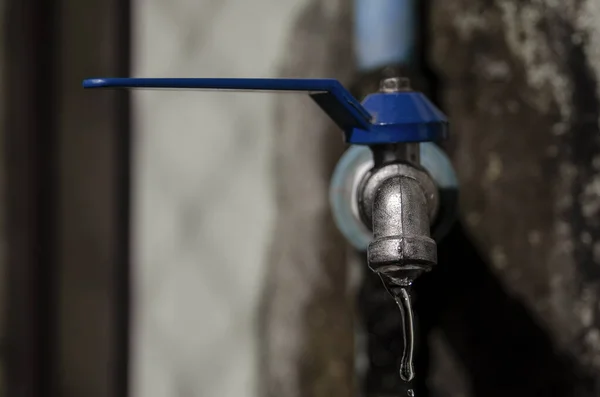 Трата Воды Капля Воды Водопроводного Крана Протечки Крана Водопроводный Кран Стоковое Изображение