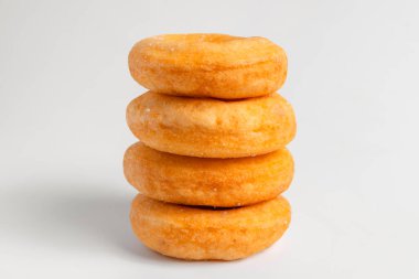 Çörek pastanesi üzerine beyaz arka planda şeker serpilmiş.