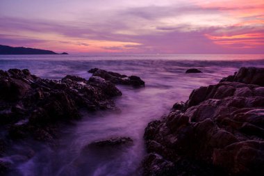 Deniz manzarası bulutlu gün batımı ve gökyüzü renginde, kadife menekşe, kadife mor, yılın trend rengi arka plan,