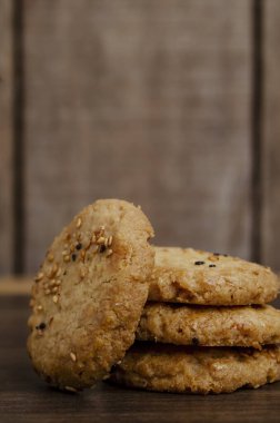 Kurabiyeler yumuşak, bulanık bir arka planı olan tahta bir tahtaya istiflenir..
