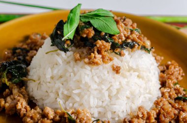 Pirinç üzerine fesleğenli kıyma Tayland halkı arasında popüler bir Tayland yemeğidir çünkü lezzetli ve yemesi kolaydır.