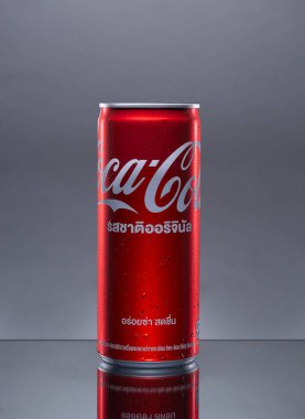 PHUKET, THAILAND - SEP 30, 2023: Coca Cola, Tatlı ve köpüklü meşrubat Şekersiz, Kalorisiz, bu tüm dünyada popüler, koyu bulanık arka plan