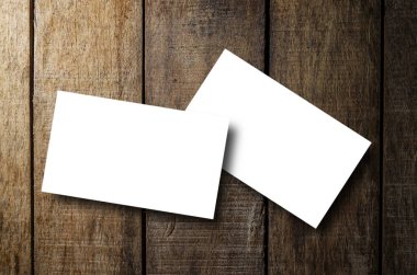 Sabit yaşam ve karanlık tondaki ahşap dokular üzerinde kartvizit boş