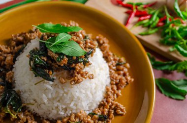 Pirinç üzerine fesleğenli kıyma Tayland halkı arasında popüler bir Tayland yemeğidir çünkü lezzetli ve yemesi kolaydır.