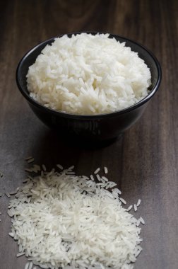 Tahta masada, fincanda pirinç. Arka plan bulanık.