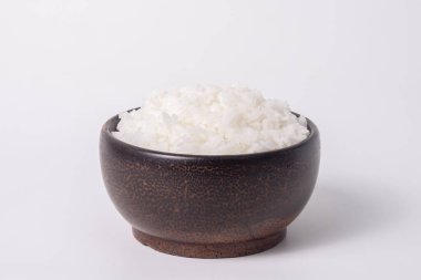 Beyaz fotokopi alanındaki ahşap bardaktaki pirinç bulanık arkaplan