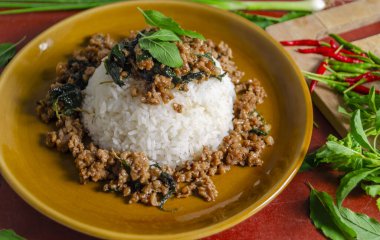Pirinç üzerine fesleğenli kıyma Tayland halkı arasında popüler bir Tayland yemeğidir çünkü lezzetli ve yemesi kolaydır.