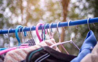 Giysi askısı ve giysi askısı ile yaz güneşini yakalamak için giysi açlığı.