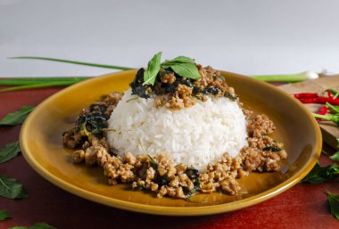 Pirinç üzerine fesleğenli kıyma Tayland halkı arasında popüler bir Tayland yemeğidir çünkü lezzetli ve yemesi kolaydır.