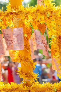 Banknotlar Tayland 'daki Budistler Festivali' nde kullanmak üzere düzenli ve güzel bir şekilde düzenlenir ve dekore edilir..