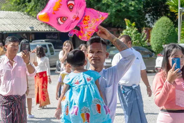 SURATTANI, THAILAND- No: 06, 2023: Burmalı insanlar ulusal kostüm giyerler. Kathin festivaline katılmak için Tayland 'daki Burmalı kardeşlere Büyük Perhiz' in sonuna gelin..