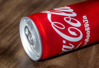 PHUKET, THAILAND - Ekim 01, 2023: Coca Cola, Tüm dünyada popüler olan tatlı ve köpüklü meşrubat, koyu bulanık arka plan