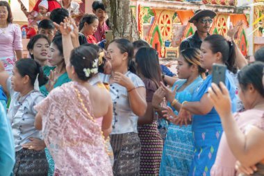 SURATTANI, THAILAND- No: 06, 2023: Burmalı insanlar ulusal kostüm giyerler. Kathin Festivali 'ne katılmak ve dans etmek için Tayland' daki Burmalı kardeşlere Büyük Perhiz 'in sonuna gelin..
