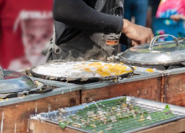 Tayland gözlemesi, Khanom krok yapan erkek eller lezzetli aromalı geleneksel Tayland tatlıları tüm dünyada Taylandlılar ve turistler arasında popülerdir..