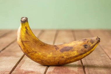 Ahşap arka planda çürük muz