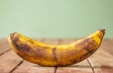 Ahşap arka planda çürük muz
