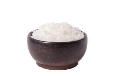 Beyaz arkaplanda izole edilmiş ahşap fincanda pirinç, kırpma yolu