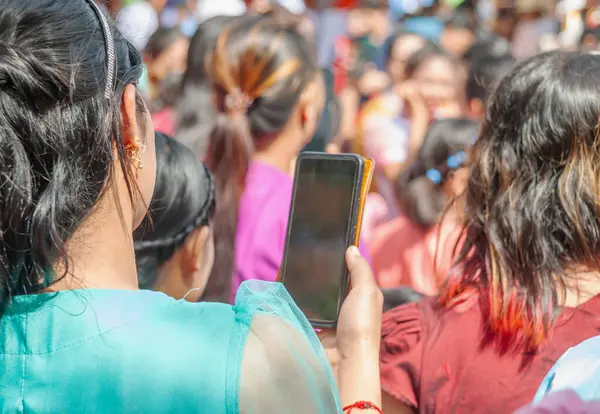 Akıllı telefonlu cep telefonuyla Burmalı insanları vuran kadınlar, Tayland 'daki Burmalı kardeşlere yönelik Budist Paskalya Bayramı' nın sonunda Kathin festivaline katılmak ve dans etmek için dışarı çıkıyorlar..