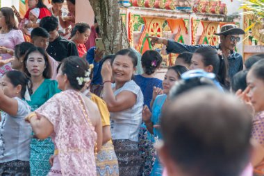 SURATTANI, THAILAND- No: 06, 2023: Burmalı insanlar ulusal kostüm giyerler. Kathin festivaline katılmak için Tayland 'daki Burmalı kardeşlere Büyük Perhiz' in sonuna gelin..