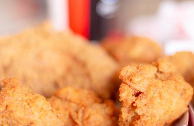 Kızarmış tavuk bulanık arka plan, Tayland 'da sokak yemeği.