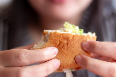 Tavuklu hamburger yiyen kadınlar Arkaplanı Bulanık