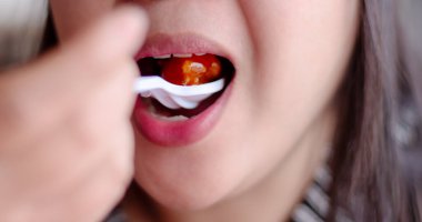 Kızarmış tavuk yiyen kadın, Tayland 'da sokak yemeği.