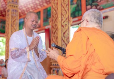 Bangkok, Tayland - 27 Mart 2021: Genç bir adam rahiplik görevine atanmak için hocasına bir papazlık töreni düzenliyor.