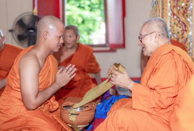 Bangkok, Tayland - 27 Mart 2021 Budizm 'in öğretilerine ve inançlarına göre keşiş olarak atanan genç adam