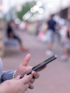 Yumuşak bulanık arkaplanda akıllı telefon kullanan kadınlar