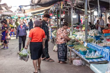 Suratthani, Tayland - 24 Nisan 2024: Yemek ve sebze almak için sokaklarda yürüyen insanlar, Tayland 'ın hem şehir hem de kırsal kesimlerinde yol kenarında satılan sebzeler,