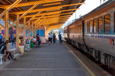 Suratthani, Tayland - Mart. 16, 2024: Tren istasyonu hala insan ve turistlerle dolu, Tayland 'ın çeşitli şehirlerine insan ve turist taşımak için kullanılmayı bekliyor.