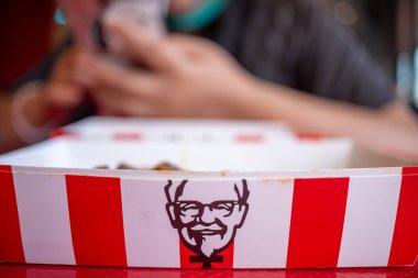 Bangkok; Tayland - 14 Kasım 2023: KFC 'nin kızarmış ve ezilmiş patatesleri KFC mağazasının bulanık arka planında