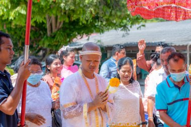 Bangkok, Tayland - 27 Mart 2021 Birlikte papaz olmak üzere olan oğlumuzu kutluyoruz.