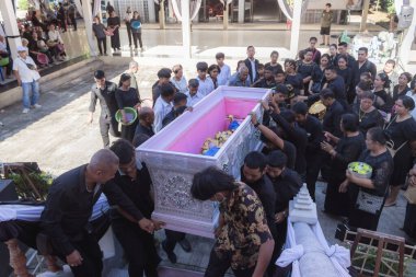 Phatthalung, Tayland - Nisan 05, 2024: erkekler ölü birinin tabutunun yakılmak üzere krematoryuma taşınmasına yardım ediyorlar