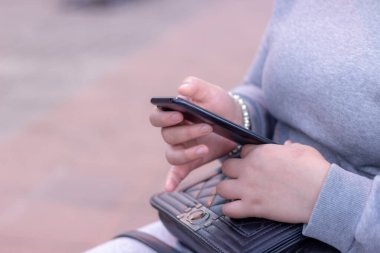 Yumuşak bulanık arkaplanda akıllı telefon kullanan kadınlar