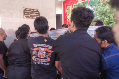 Phatthalung, Tayland - Nisan 05, 2024: erkekler ölü birinin tabutunun yakılmak üzere krematoryuma taşınmasına yardım ediyorlar