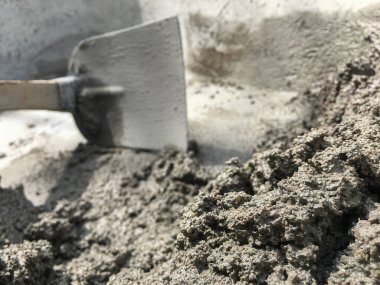 İnşaat konsepti, beton, çimento ve kum karışımı ile güçlü bir beton inşa etmek.