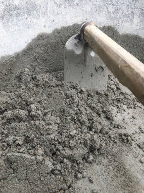 İnşaat konsepti, beton, çimento ve kum karışımı ile güçlü bir beton inşa etmek.